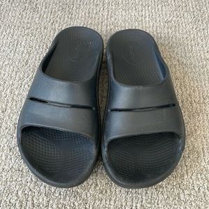 OOFOS Ooahh Slides, worn a couple of times.